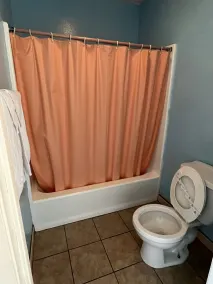 Deluxe Inn LA - Bathroom