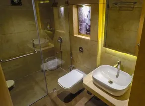 Rudra Shelter Business Hotel - Baño