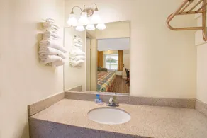 Days Inn by Wyndham Chester - Salle de bain
