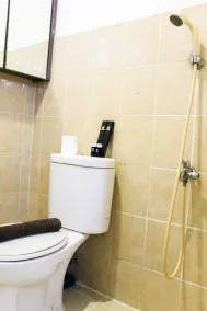 Stylish and Convenient 2BR Green Bay Pluit Apartment - Salle de bain