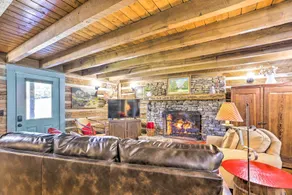 Lovely Flat Rock Cabin From 1905 w/ Fireplace - Interiør