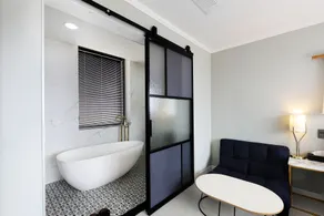 Cornerstone Hotel - Bathroom