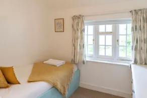 Danny Lodge | By Huluki Sussex Stays - Room