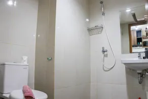Modern Look and Homey Studio Apartment Gateway Park LRT City Jatibening By Travelio - Badezimmer