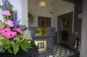 Number 10 Hotel - Reception