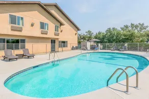 Super 8 by Wyndham Redding - Piscine