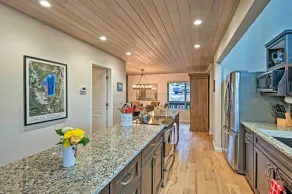2 Mi to Heavenly Mountain: Tahoe Retreat w/ Views - Innvendig