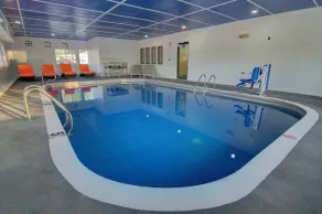 Westbridge Inn and Suites - Piscina