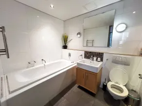 Luxurious city center apartment plus Heated pool - Salle de bain