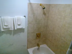 Best Inn Motel - Bathroom