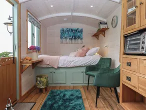 Lottie's Hut - Room