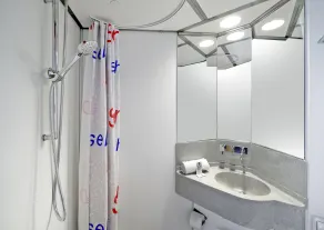 Cabinn Metro - Bathroom