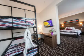 Encore Suites by Service Plus Inns - Chambre