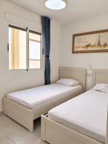 Upper-floor bungalow with private solarium and community pool in San Luis - Værelse