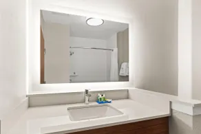 Holiday Inn Express Hotel & Suites Willows by IHG - Baño