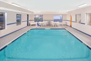 Super 8 by Wyndham Three Rivers - Pool