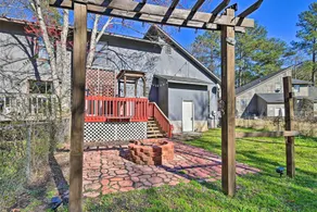 Updated Fayetville Townhome-Away-From-Home w/ Yard - Interior