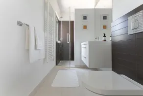 Voll ausgestattete Villa mit Terrasse, privatem Pool und Grill | Poolblick | Perfekt für die Arbeit von Zuhause | Haustiere erlaubt - Badezimmer