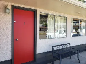 Sportsman Motel - Interior entrance