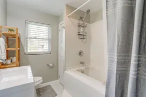 Benton Harbor Home w/ Fire Pit - 2 Mi to Beach! - Badeværelse