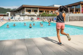 Belambra Club Les Embrunes - Demi-pension et remontées mécaniques - Logement Premium 1 chambre 2 adultes 1 enfant avec balcon - Bâtiment Aravis - Piscine