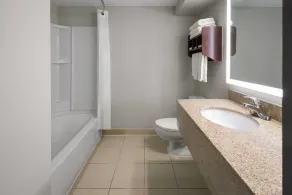 Baymont by Wyndham Westampton - Salle de bain