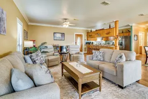 Lake Livingston w/ Hot Tub & Private Pier - Intérieur
