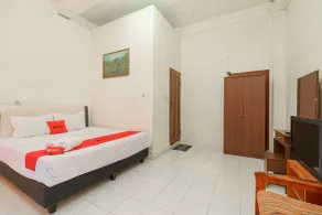 RedDoorz @ Tuktuk Danau Toba - Chambre