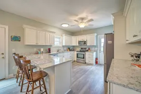 Updated Family Getaway: Walk to Sea Haven Beach! - Intérieur