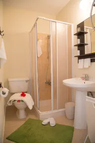 Paphos Love Nest Apartment - Bathroom