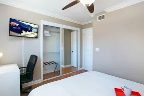 Costa Mesa/Newport - Fast WiFI - Work Stations - Free Parking - Self Check In! (CM-1) - Værelse