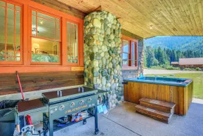 700-acre Property w/ 33-acre Lake & Dual Cabins! - Innvendig