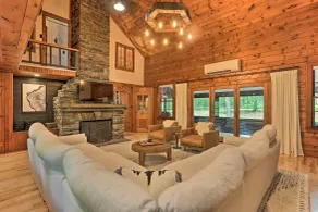 Hilltop Lackawaxen Gem w/ River View & Fire Pit - Innvendig