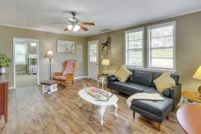 2 Mi to Lake: Lineville Farmhouse w/ Fire Pit - Interiør