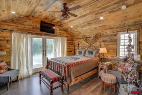 Cozy Crooked Lake Cabin: Snuggle In & Stay Awhile - Interiör