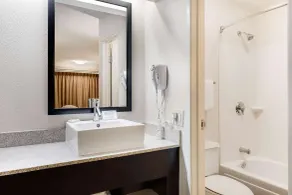 Super 8 by Wyndham Deerfield - Northbrook - Salle de bain