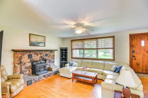 6 Mi to Beach: Family Home in Little Compton! - Innvendig