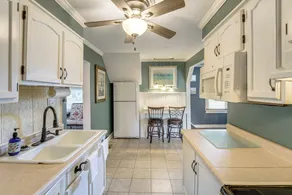 Walk to Beach! Luna Pier Haven w/ Yard & Views - Innenbereich