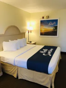 Days Inn & Suites by Wyndham Navarre - near Beaches Hurlburt - Chambre