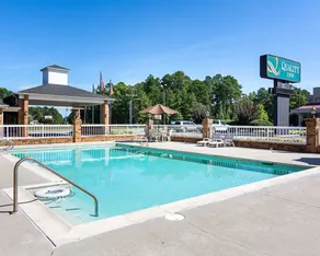 Quality Inn Petersburg Fort Lee Area - Piscine