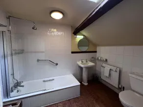 The Red Lion & Manor House - Bathroom