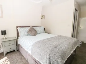 3 Higher Lane - Interior