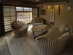 IZUYASU Traditional Kyoto Inn serving Kyoto cuisine - Coin salon dans le hall