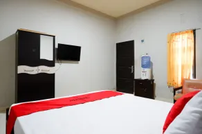 RedDoorz near Mutiara SIS Al Jufrie Airport Palu - Værelse