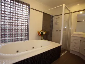 Hunter Valley Resort, Hunter Farm Adventure Centre & 4 Pines at the Farm - Bathroom