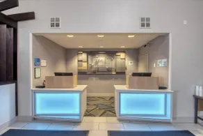 Holiday Inn Express Hotel & Suites Oshkosh - State Route 41 by IHG - Réception