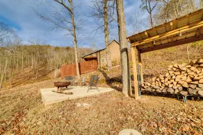 Cozy Waverly Cabin w/ Fireplace & Deck! - Interiör