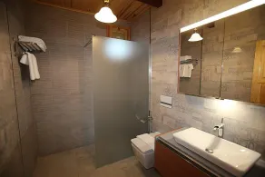 Nerissa Hotel - Bathroom