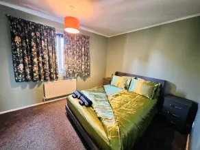 Comfortable Two Bedrooms House DL5 with Garden Parking and Free WiFi - Chambre