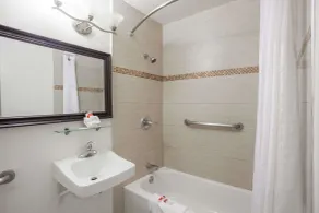 Days Inn by Wyndham Orange Anaheim - Salle de bain